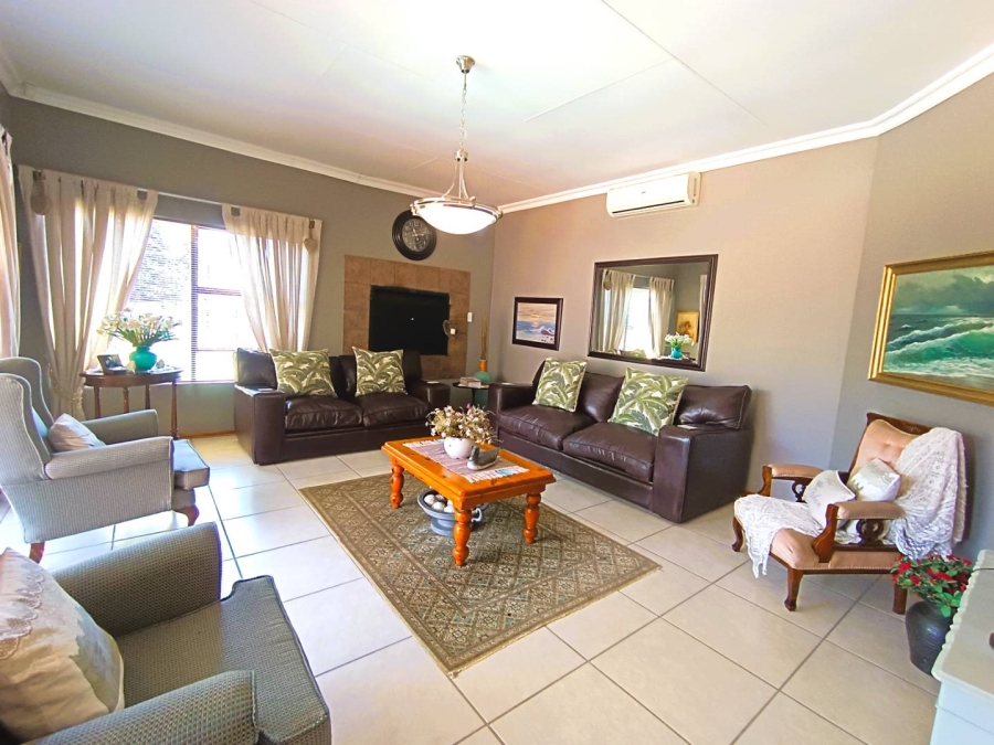 5 Bedroom Property for Sale in Langenhovenpark Free State
